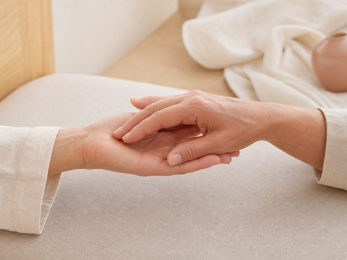 Zwei Hände in einer ruhigen und vertrauensvollen Berührung